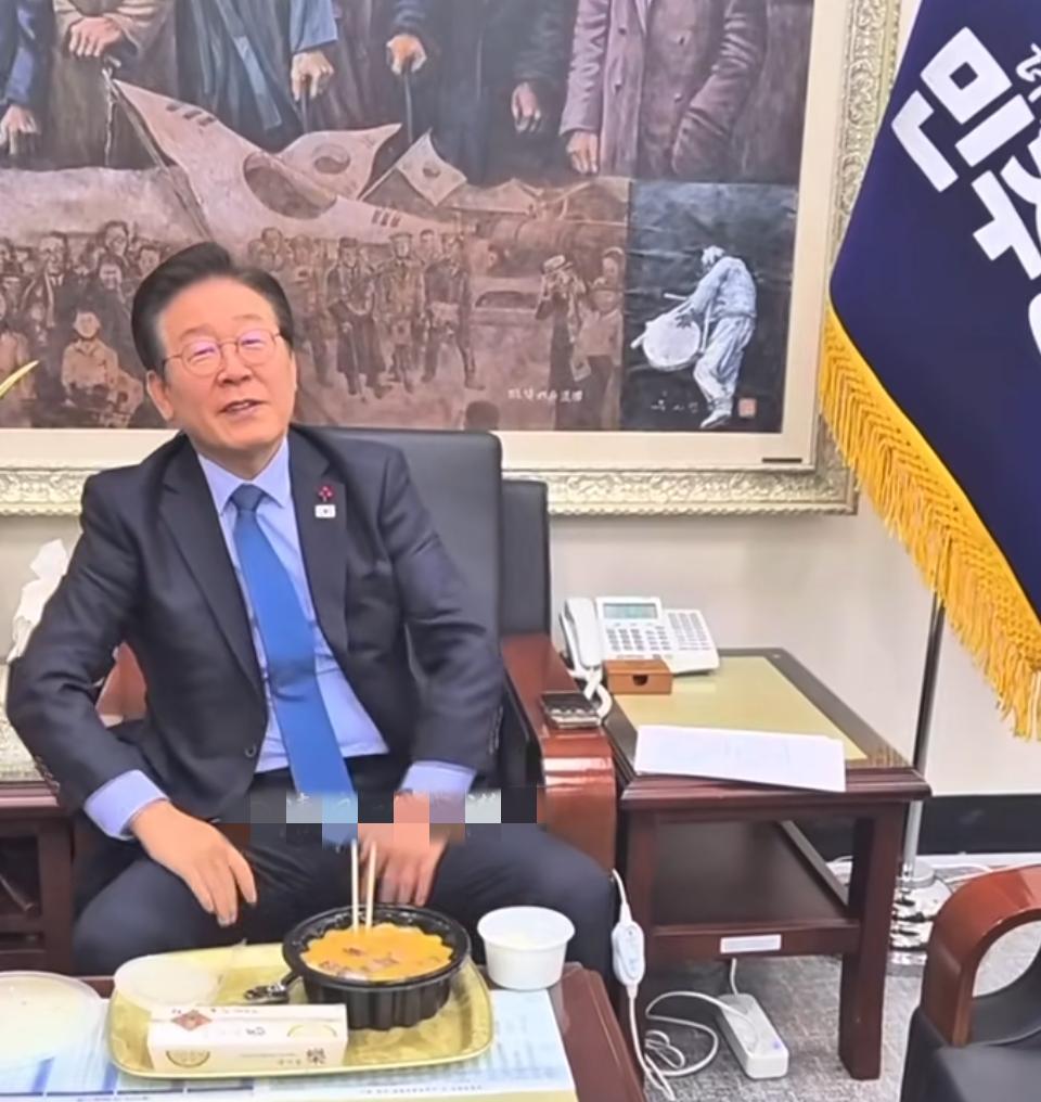 韩国总统开会点外卖，每人一碗青菜豆腐蛋花汤[呲牙笑][赞]