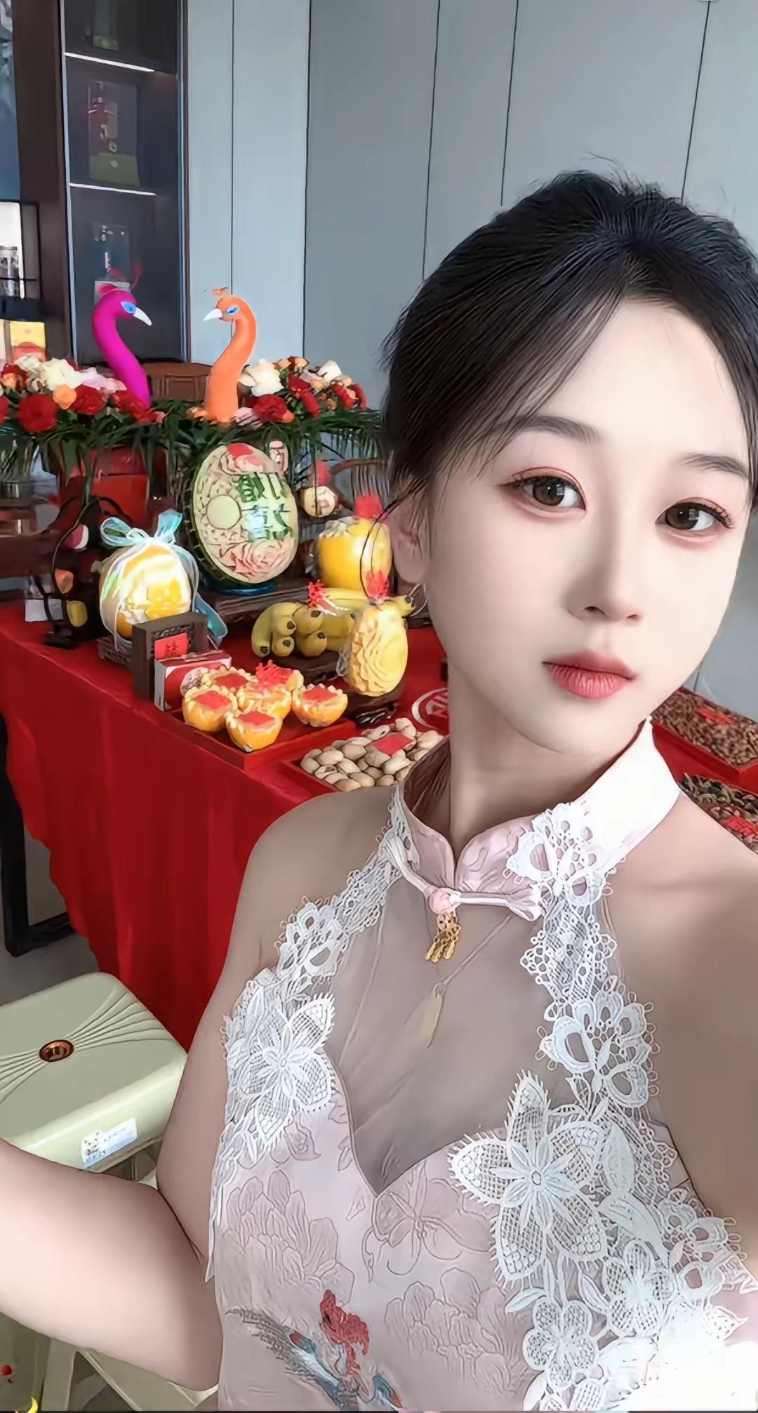 一桌精致的果雕，一身温婉的新中式旗袍，花瓣纷飞的热闹街巷。一场仪式感满满的订婚