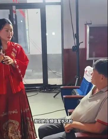 大衣哥朱之文家里来了一位漂亮的女粉丝！6月13日，一身穿红色长裙的女粉丝前来和朱