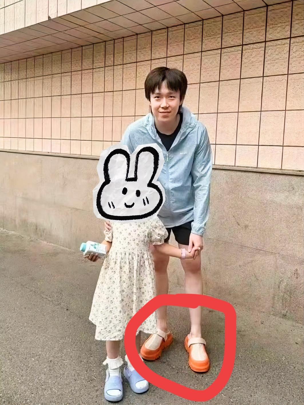 大头呀咱以后能不穿这些“丑鞋”了吗！有网友晒出了女儿跟王楚钦的合照王楚钦