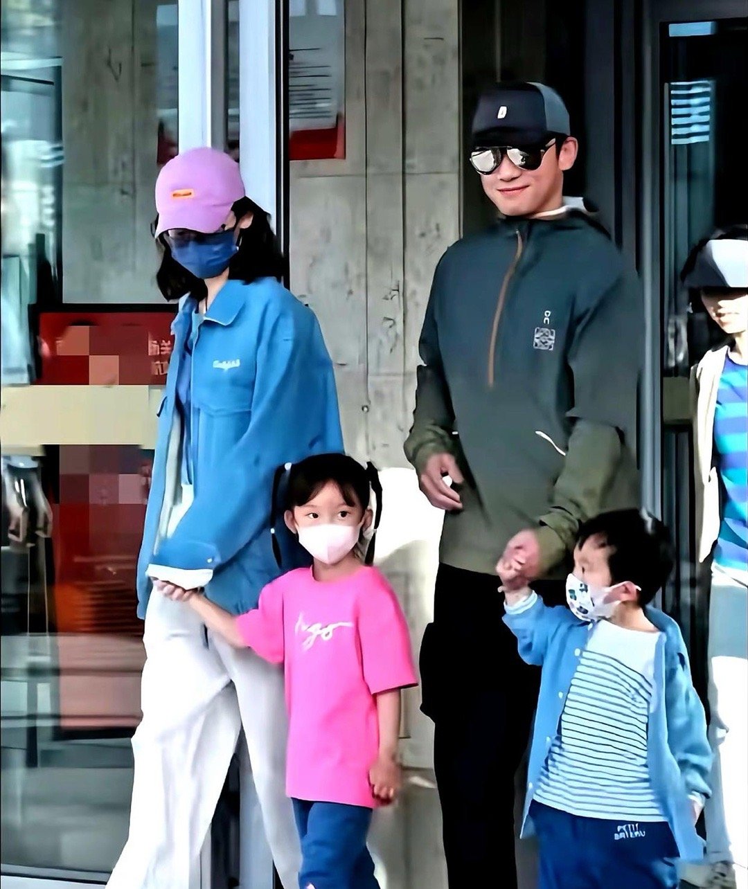 郑恺为啥还赖在《跑男》不走？说出来你可能不信——这哥们儿现在是被“家”绑在综艺上