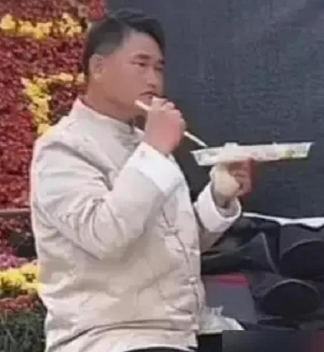 商演结束，主办方一声不吭把他安排在二号桌，旁边全是陌生面孔，大衣哥朱之文一言不发