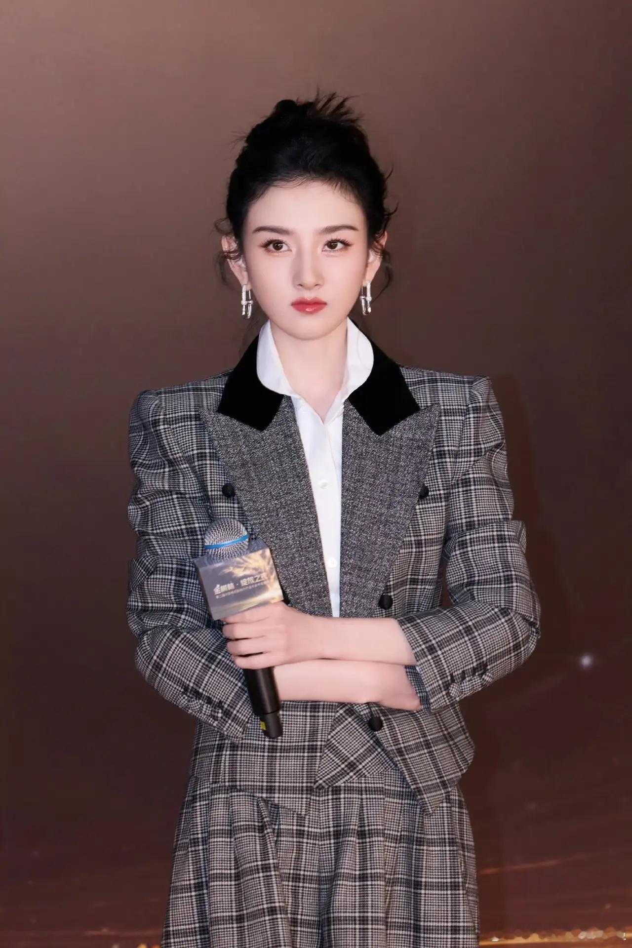 宋祖儿又传绯闻了！这次绯闻对象是那个又会唱歌又会演戏还总开直播的大高个！该说不说