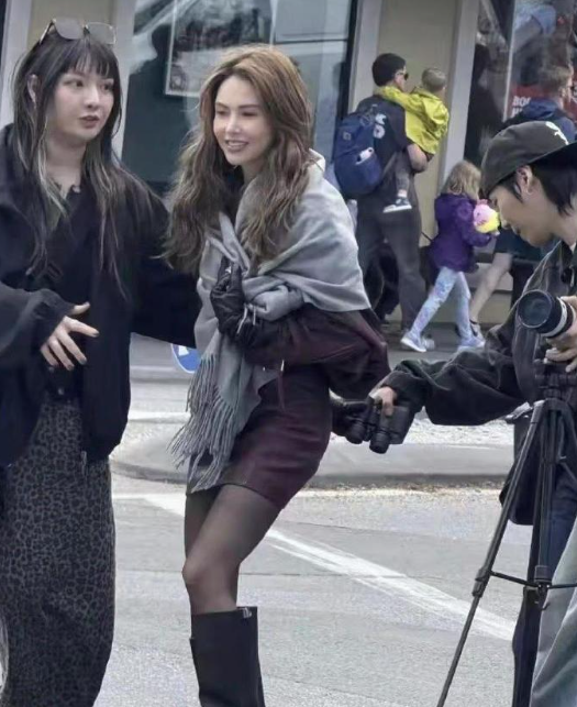 昆凌全家现身新西兰！已是三个孩子妈妈的她，身材却依旧如少女般纤细，连路人见了都直