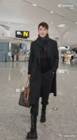 胡兵毛秋裤外穿走机场胡兵的时尚敏锐度真的绝了！春晚结束后立刻开启伦敦时装周之旅