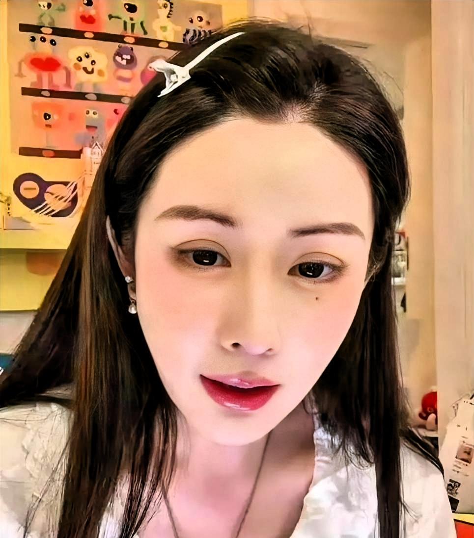 韦雪拍桌怒斥“怎么当好小三姐”：男人死光了？盯别人老公活不起？韦雪对着镜头