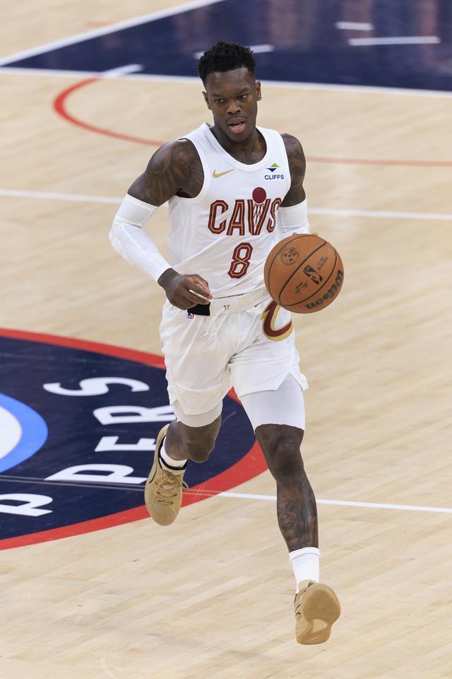 这哪是换队，这是端上了金饭碗！丹尼斯·施罗德前一阵子还在萨克拉门托顶在前面打