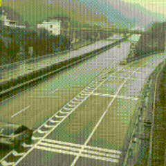 汽车飞了，这个是真吓人。交通安全警示教育时刻记心间：要么睡着了，要么走神了，已