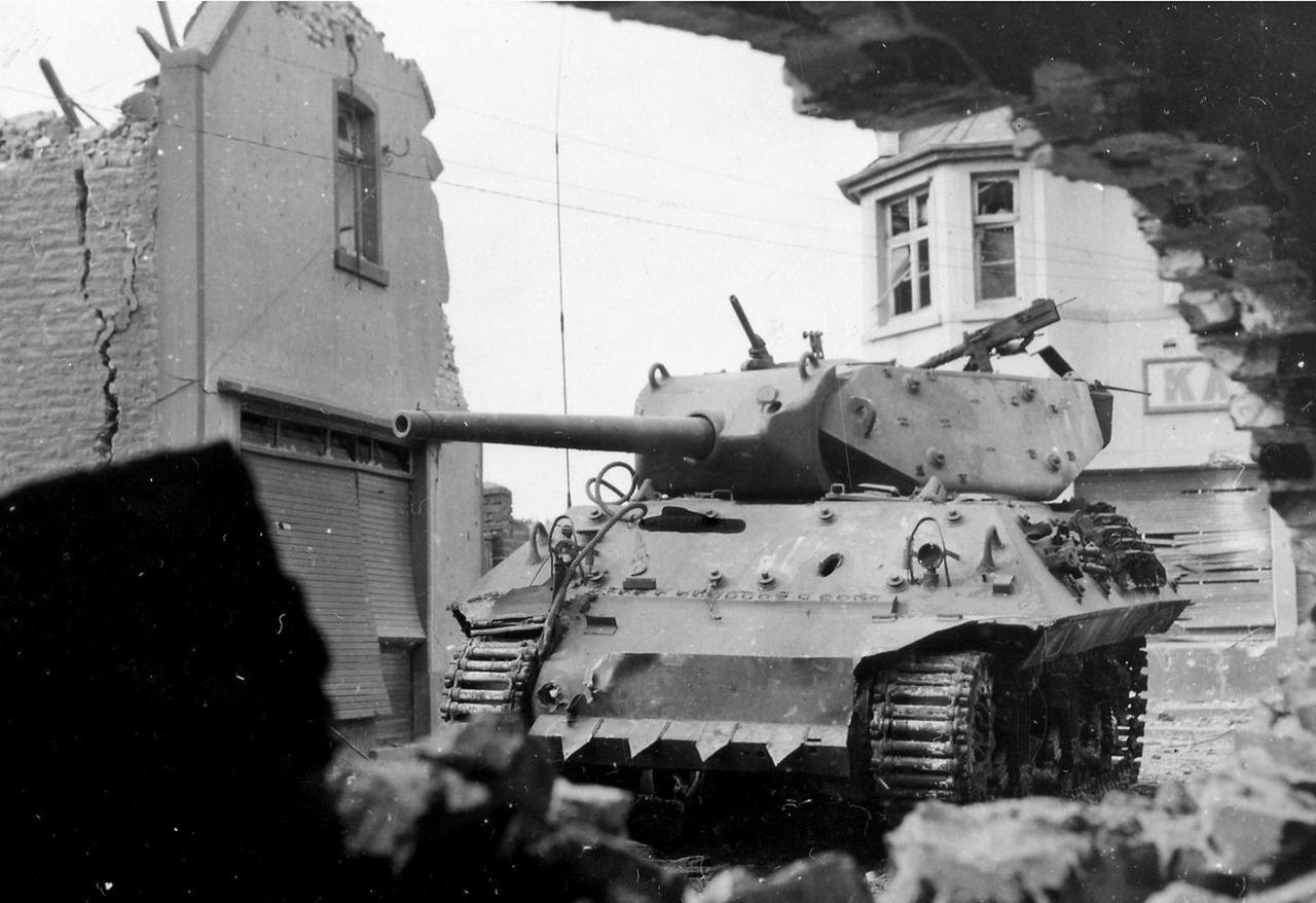 1944年8月，西线。美军的一辆M10坦克歼击车在巷战中被德军击毁。M10坦克歼