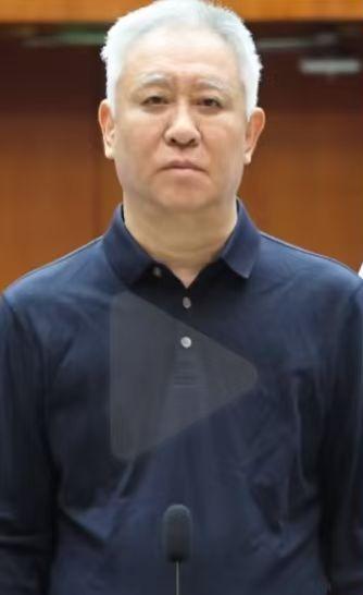 岂止头发，就连许家印的眉毛，都变白了。豆包称：长期焦虑，遭受重大精神打击等，会