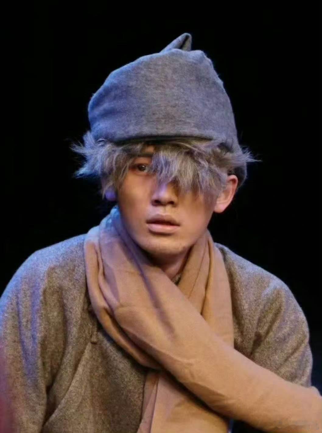 宋亚轩宋亚轩回忆中戏汇演头套掉了宋亚轩真的是个很通透的男孩子，把尴尬的过往当成