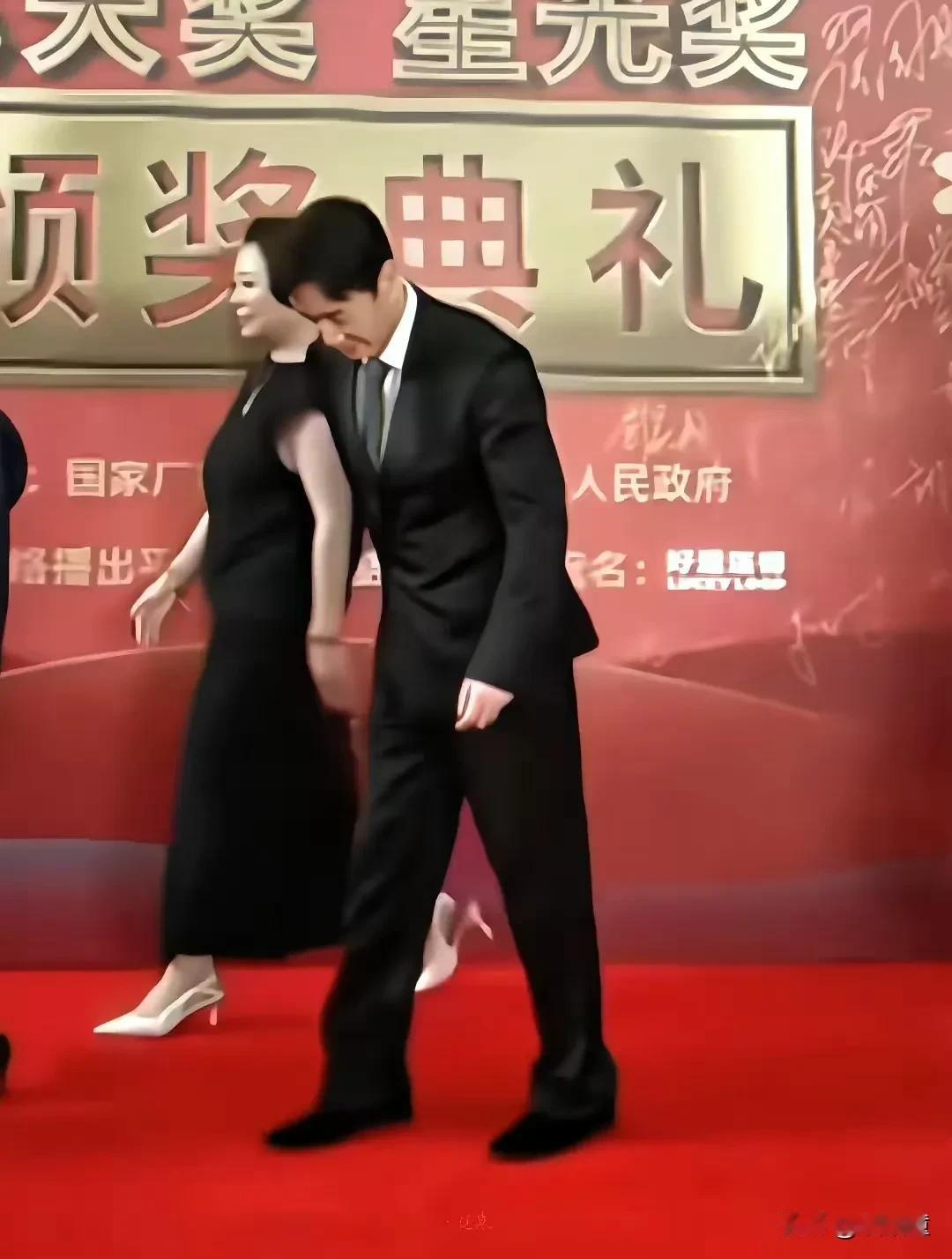 昨晚，于和伟在飞天奖红毯上留下令人心疼的一幕！因为腿部旧伤发作，走起路来步履蹒
