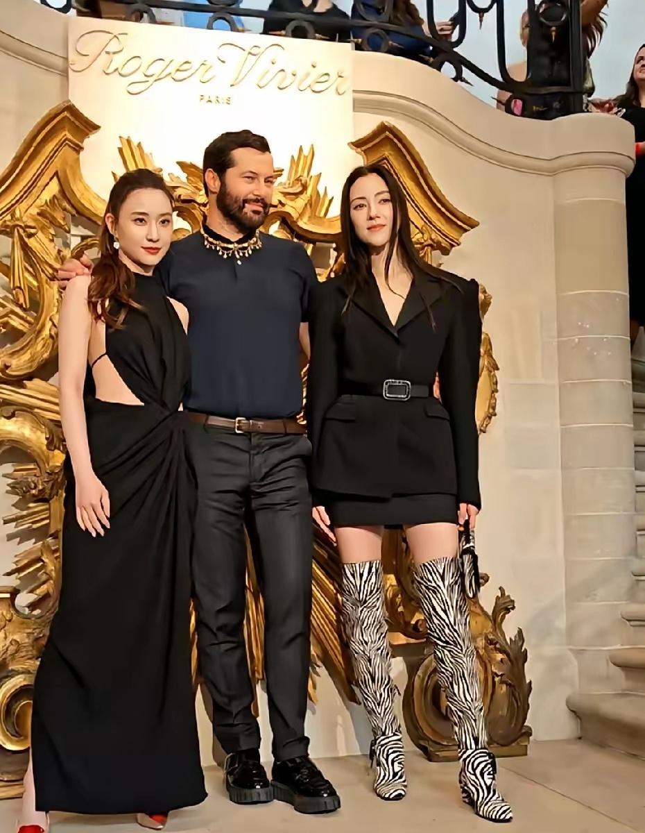 何超莲现身巴黎时装周，她和娜然同框合影，居然也丝毫不输！有一说一，虽然娜然个子很