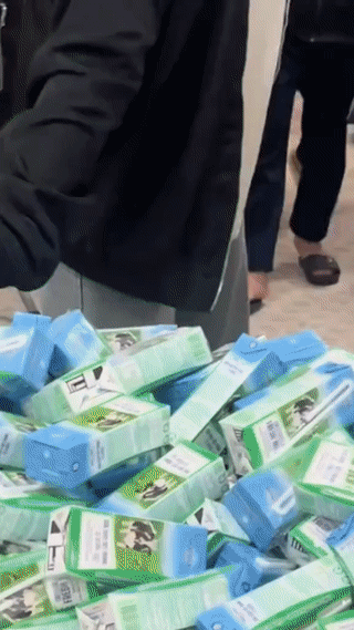 这是越南🇻🇳中学生正在吃“营养早餐”。每个人都有一盒牛奶一个法棍面包。这