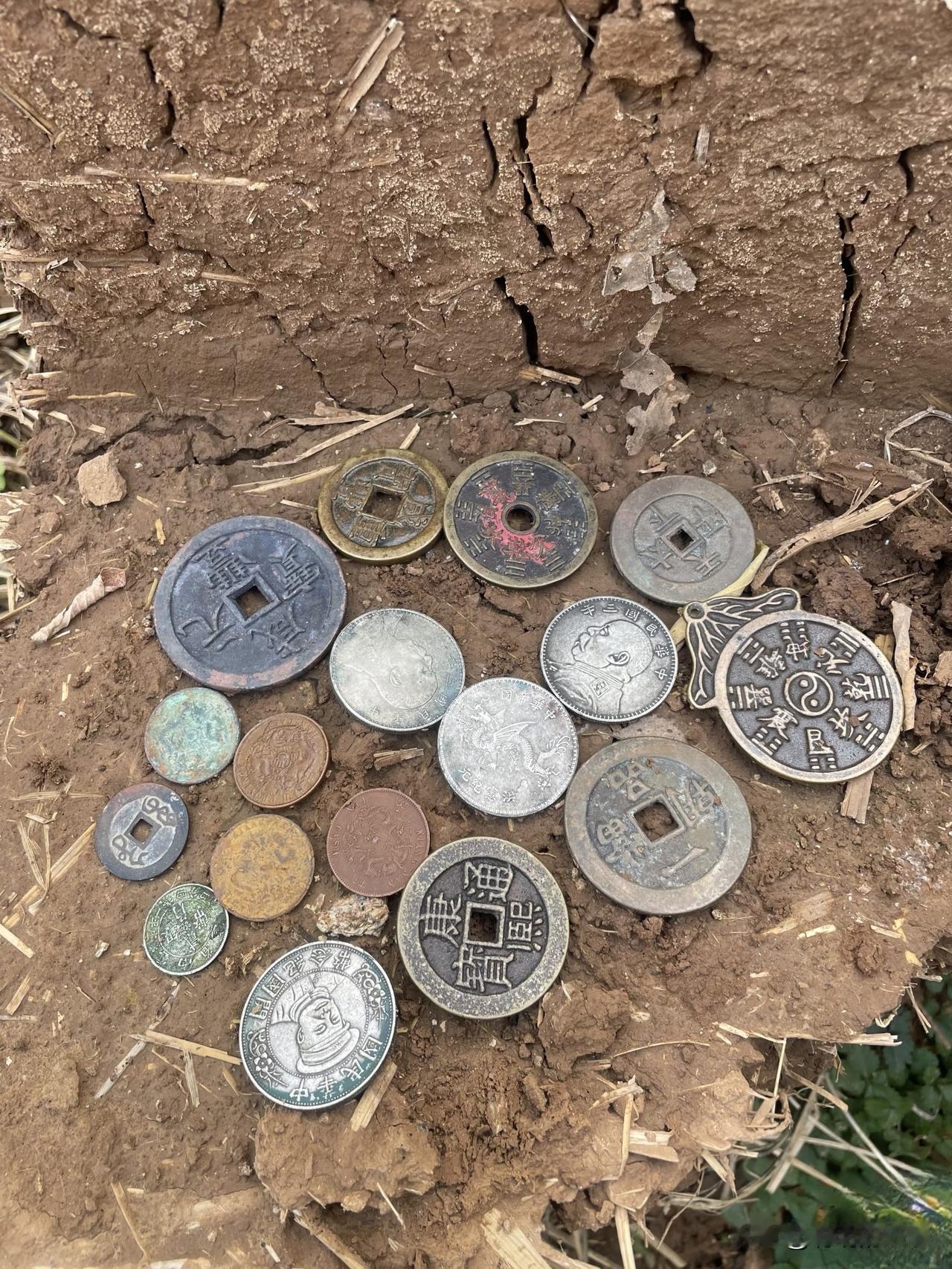 农村老家拆房子拆出来的古钱币，也不知道有没有值钱的，懂行的麻烦给看看！