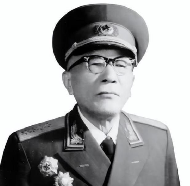 1943年，新四军七师政委曾希圣拉住黄克诚，偷偷对他说：“老黄，我老婆可能是特务