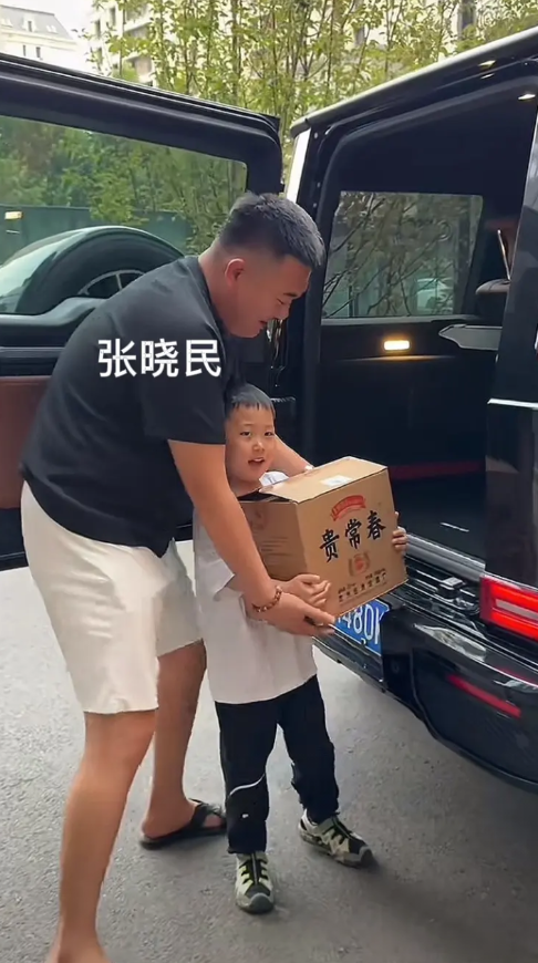 石家庄有个贷款王，名叫张晓民，昨天他开着自己价值1500万的奔驰巴博斯，请朋友吃