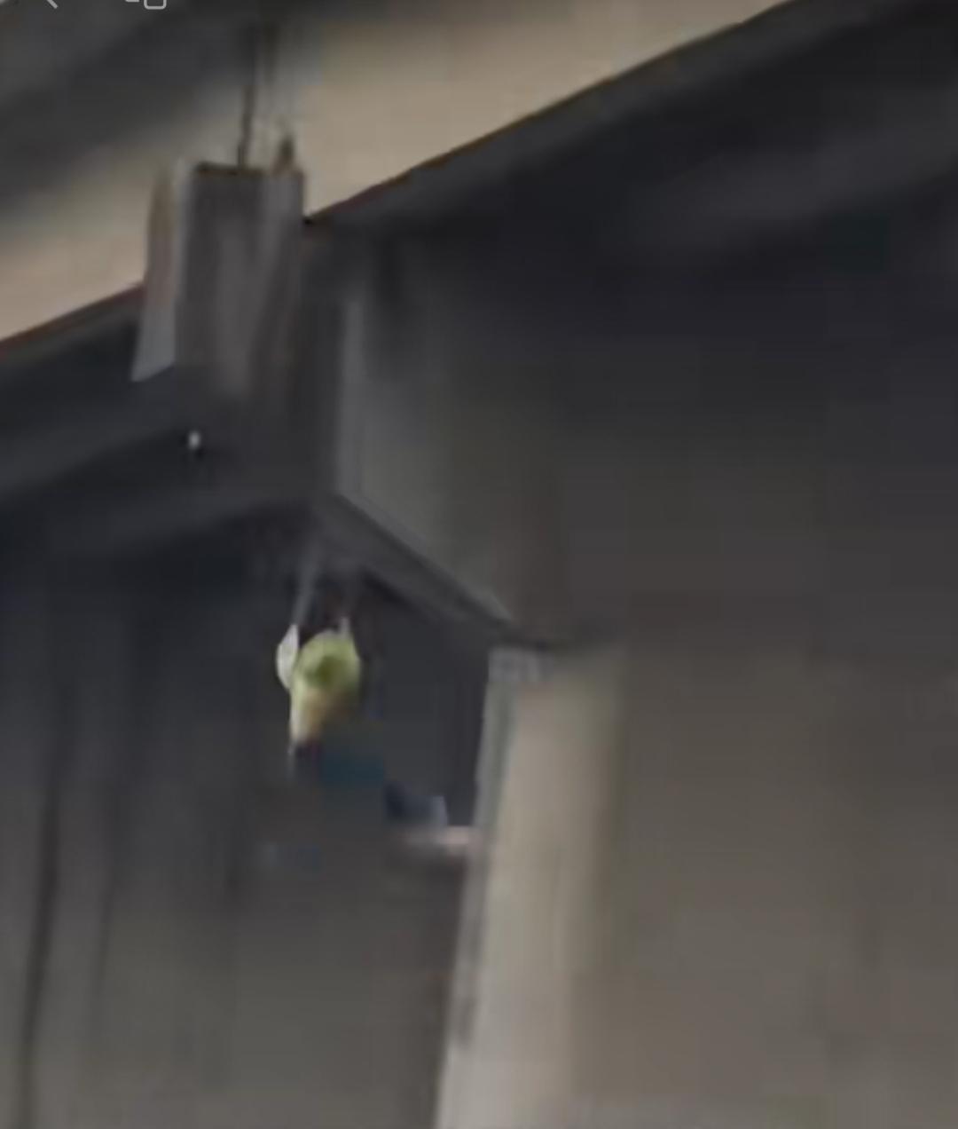 9月18日，江西宜春，一名女子因感情问题纵身跃入河中。视频里，她站在桥边的身影决