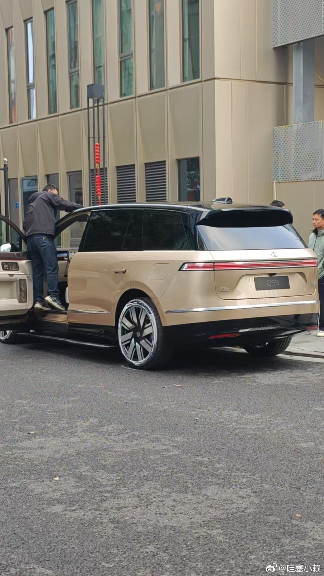 蔚来es9已经被拍到了，整体和蔚来es8相近，但是更高更敦实也更霸气！