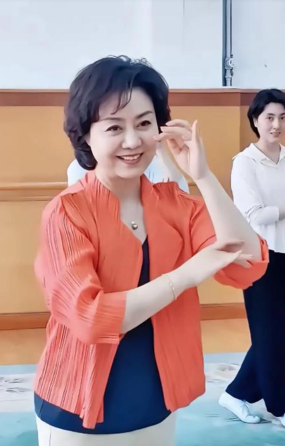 59岁李胜素被传多位“绯闻丈夫”！真相：与于魁智是搭档，其他全是杜撰