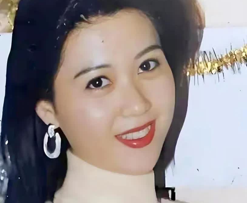 这位靓女名为陈旭然，1968年生于广东肇庆高要。她的父亲是教师，母亲为公务员。