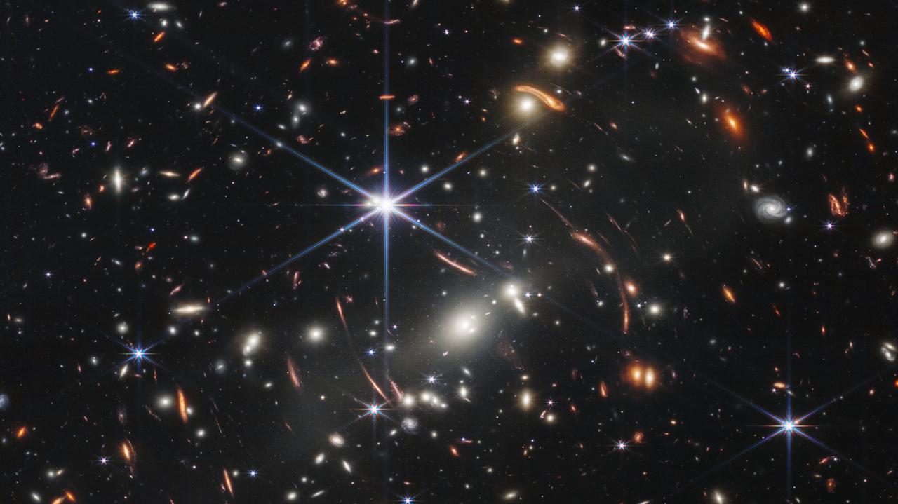 《宇宙深处发现巨量造星“燃料”！130亿年前星系，早就备好“造星工厂”》宇宙