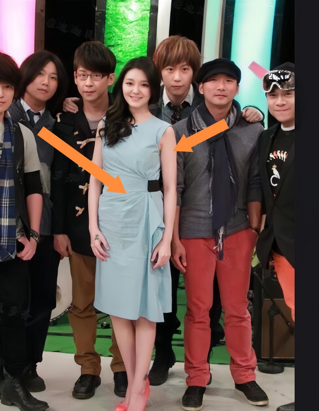 看大S后期的腰身，确实不如婚前纤细，她本身也是H型身材，生完孩子后腰腹也更圆润了