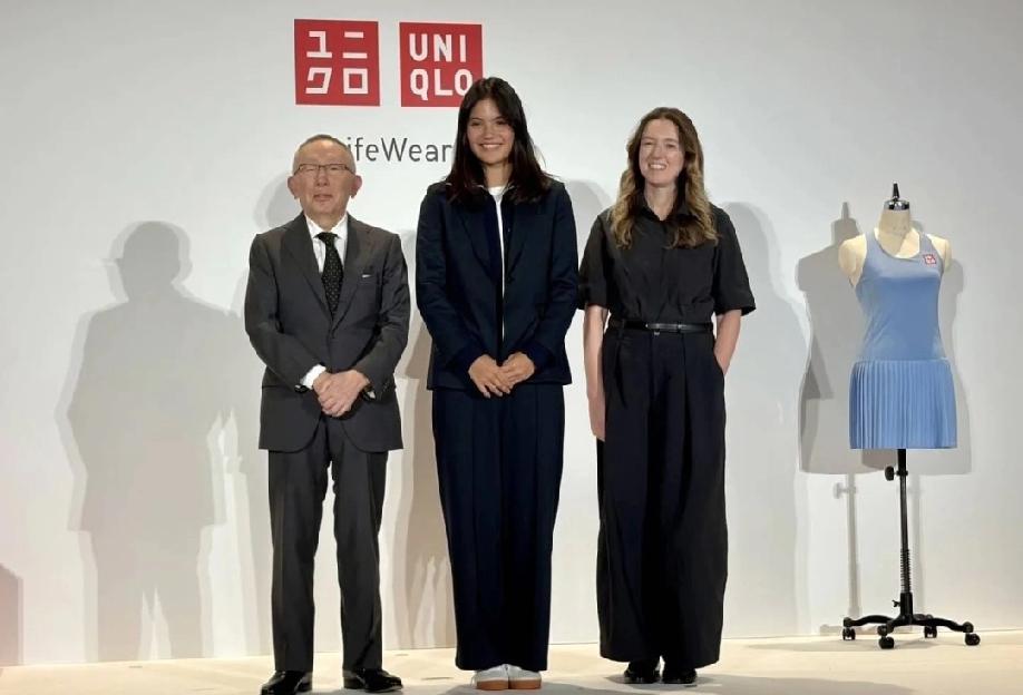 拉肚卡努成为第一位优衣库赞助的女运动员！从官宣的图片可以看出，她把网球天王费德勒