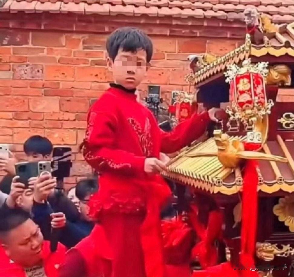 网友们对26年广东湛江妈祖巡游事件中的争议？涉事女童许某涵（10岁）被拍到身着