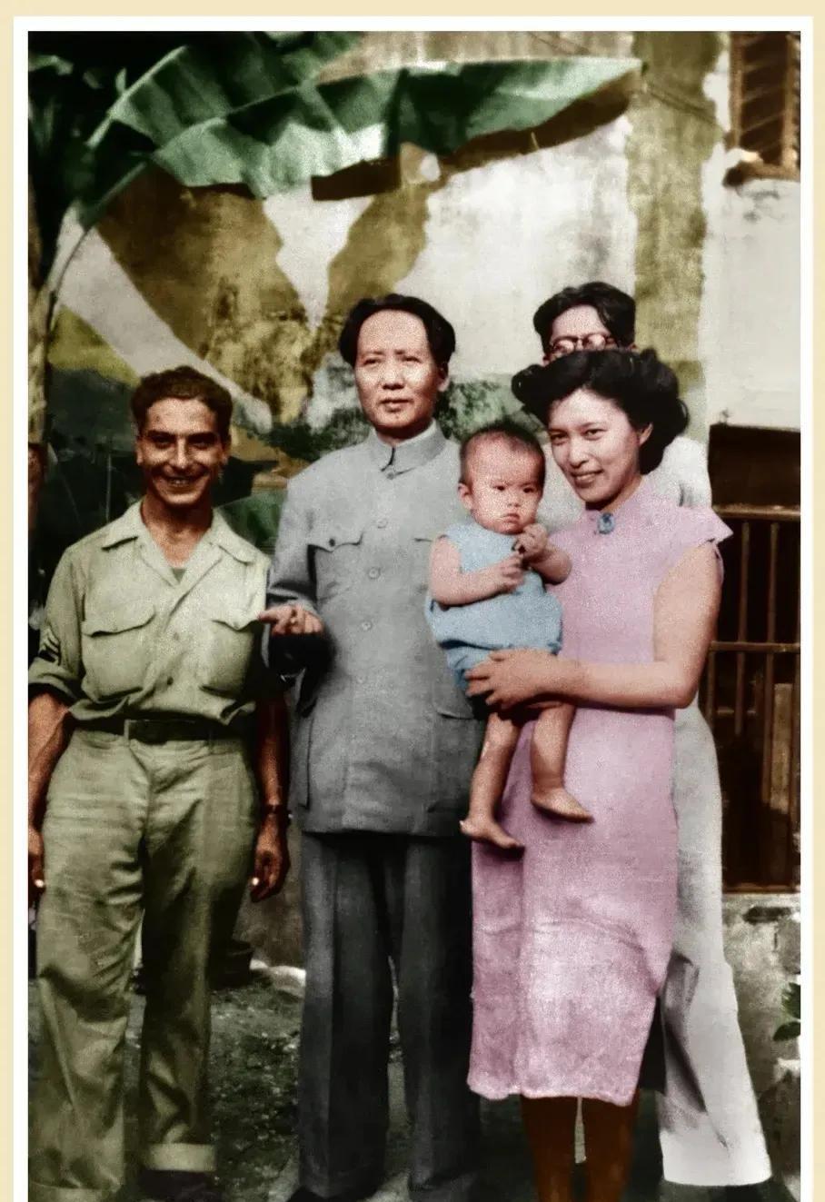 1945年9月16日，毛主席在重庆红岩村，八路军驻重庆办事处。会见美国第14航空