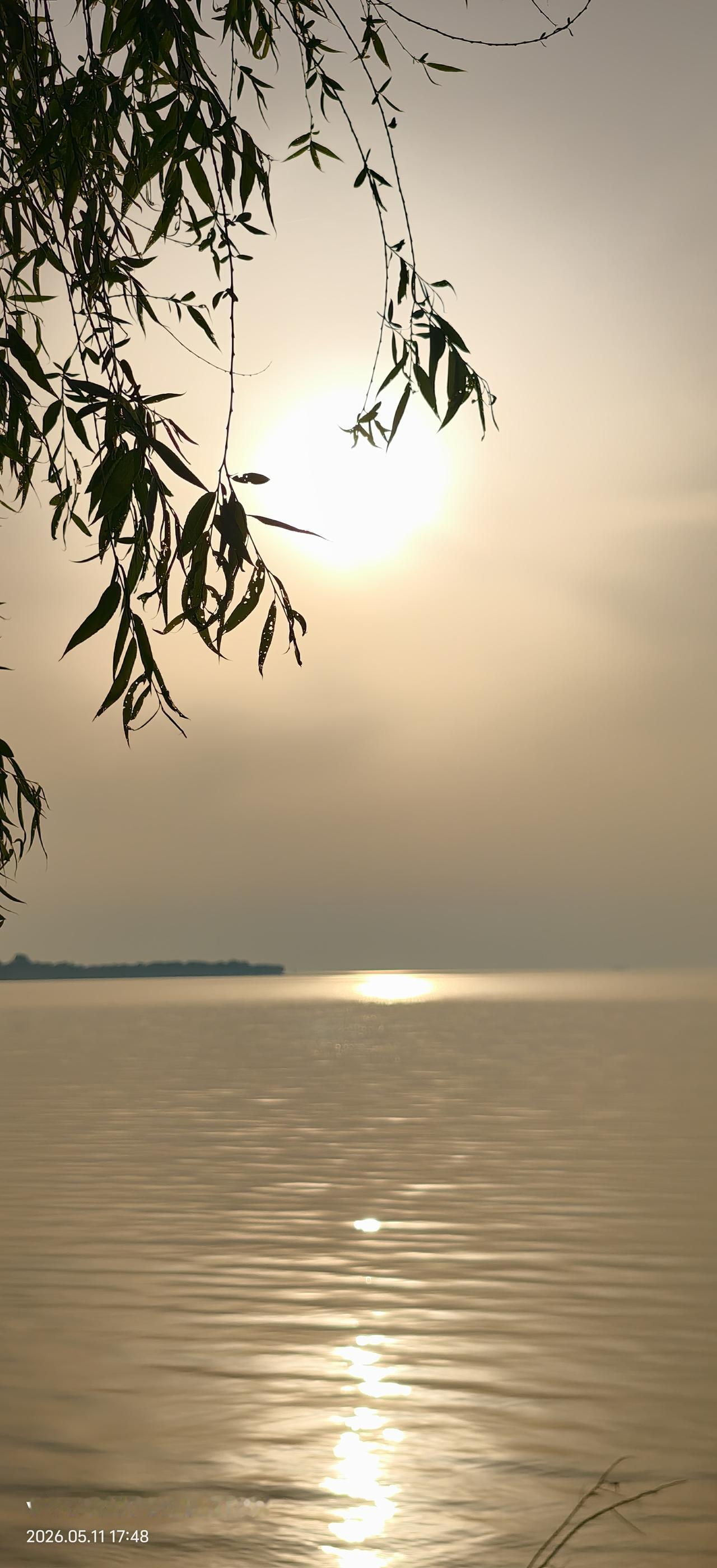 夕阳无限好，只是近黄昏。从人生角度看，显得有些悲哀。但从摄影角度来说，黄昏拍夕阳
