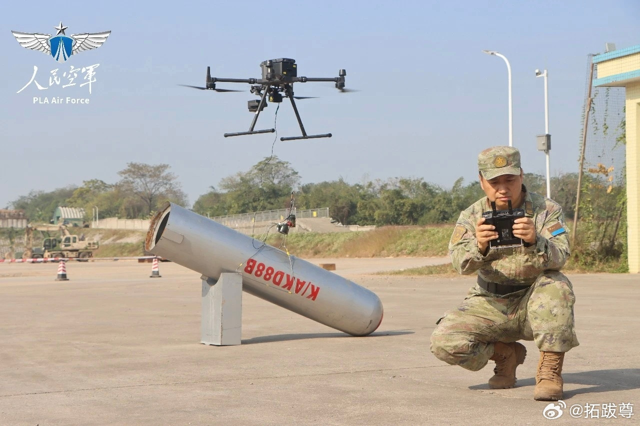 南部战区空军某部技师李贺宇，不仅提出了无人机挂载炸弹罩执行排爆任务的核心思路，还