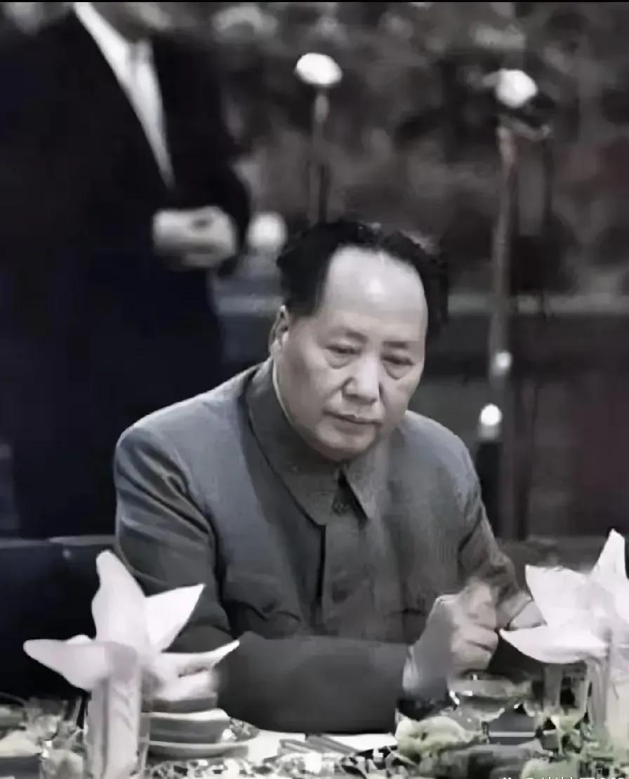 毛主席参加一次宴会，客人们走了，他看着桌子上的剩菜陷入沉思，久未离开，他在想着，