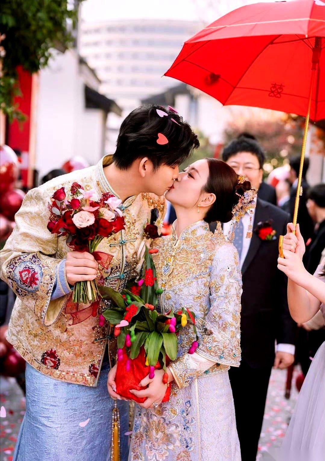 前一秒，全网还在替他俩盘算着蜜月该去哪儿，庆祝他们终于可以歇歇了。后一脚，人家