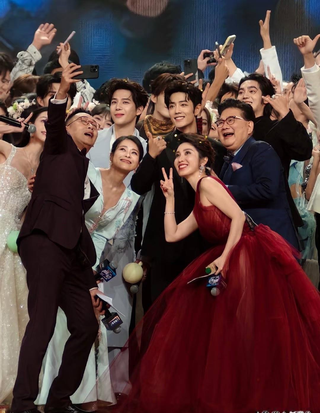 屏幕炸裂，全是二十岁面孔在机械舞动。跨年夜，遥控器冰凉。2023年数字不会说谎