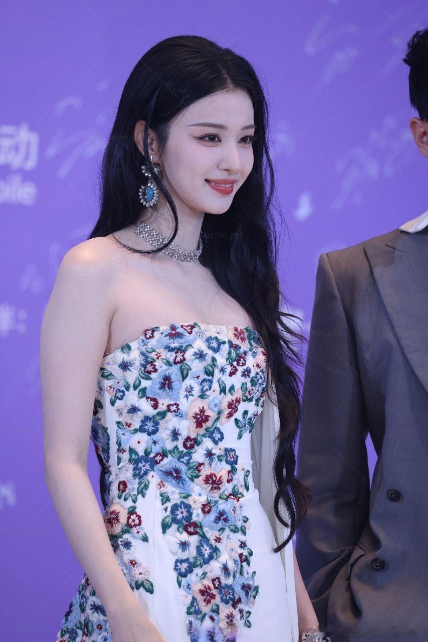 王楚然的每一帧都充满香气，生图直出美成壁纸​​​