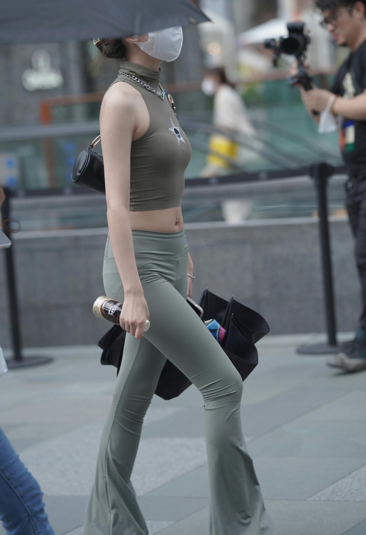 别再穿千篇一律的直筒瑜伽裤了！微喇款才是显腿长的神，尤其是搭配短款上衣，既能展现