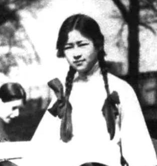 1954年北京的秋天，协和医院的病房里，林徽因枯瘦的手攥着女儿梁再冰的手腕，声音