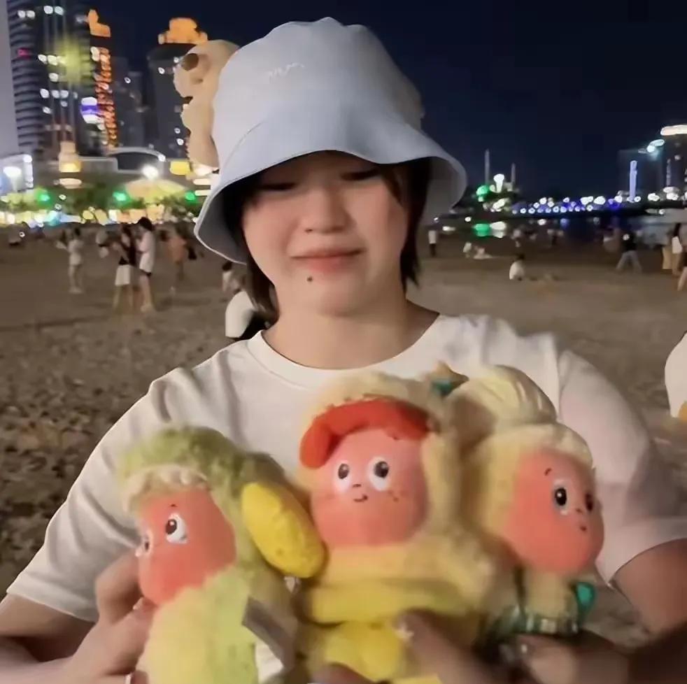 全红婵啊，你已经长大了，不要整天抱着一堆的玩具娃娃了。你现在不是小孩了，那时的