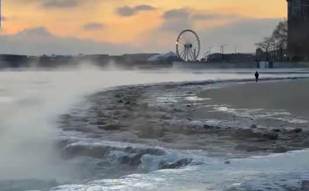 媒体：美国又多一条“斩杀线”美国最近可真是状况百出，又多了几条“斩杀线”。先是