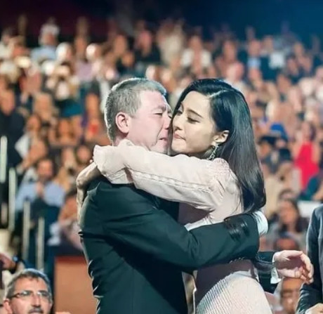 2017年，李晨首次导演《空天猎》，范冰冰0片酬出演，却被冯小刚怼：“不是谁都可