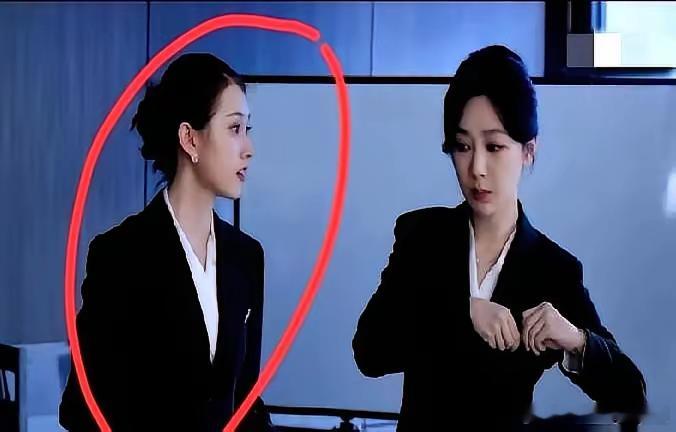 配角永远被主角的光盖住​《承欢记》里她站杨紫旁边，镜头一扫就过，观众连名字都记不