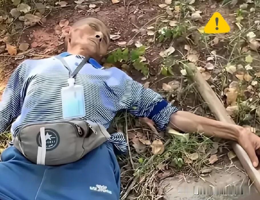 重庆四十度的高温天，路边的草坪上躺着个老人，两筐辣椒成了他的枕头。起初以为是