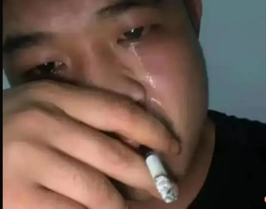 58岁的老教师哭了…今天下午，我们学校一位58岁的老教师，坐在办公室里，