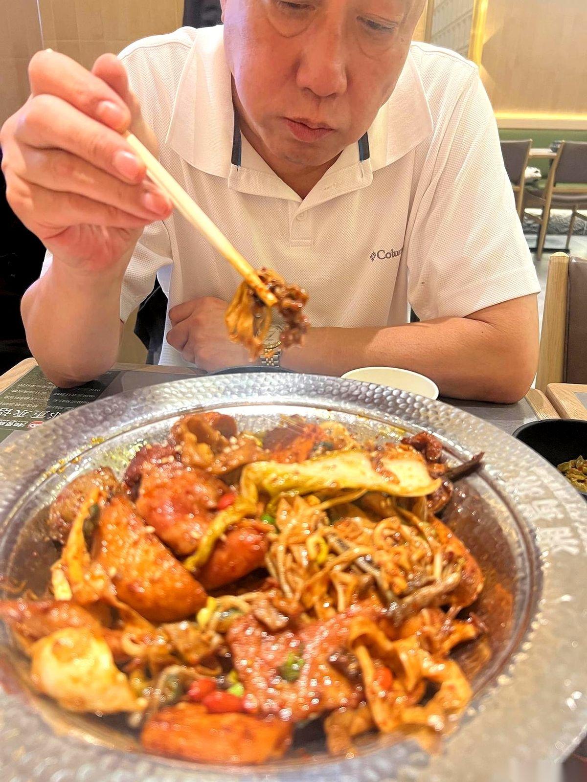 63岁带着脑梗和遗传糖尿病的男人，一天能造掉两盒烟、半斤白酒外加三瓶啤酒，还拿两