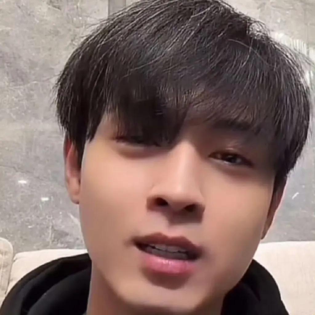 秦霄贤胖了16斤。不是水肿，是肉眼可见的圆润。录综艺时脸盘子撑满屏幕，粉丝说可爱