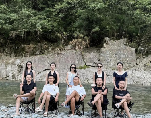 兄弟们带老婆组队游玩合影！