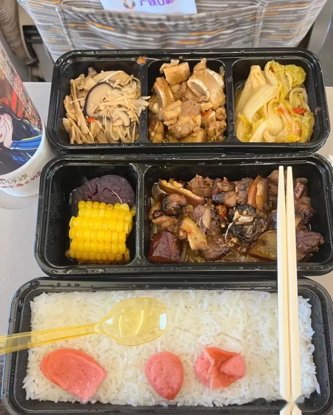 高铁上一份这样新鲜出炉的盒饭🍱卖68！你觉得贵不贵？！我相信中国绝大多数人