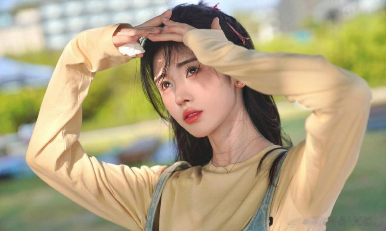 1.鞠婧祎拍戏从来不会扮丑出镜，网友吐槽她妆容造型一成不变时，她只会调整妆造细
