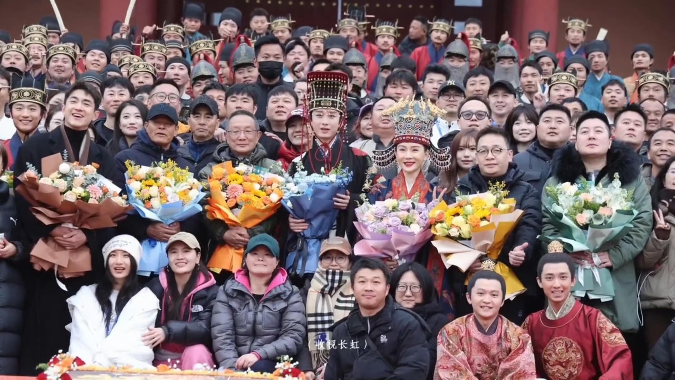 才发现成毅工作室杀青特辑把粉丝们的祝福“收视长虹”给剪进视频末尾了，双向奔赴，还